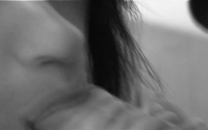 The Oral Slut: Брюнетка повія смокче сперму з вашої ковбаси!
