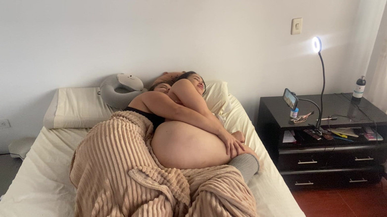 zoemelissa: Lesbický sex pod přikrývkou v chladném ránu