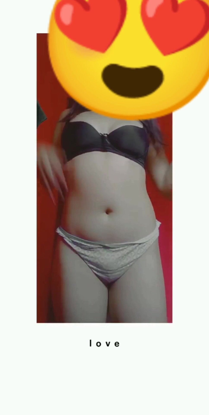 Eatrella j: Estelita trekt haar kleren uit tijdens het dansen in Parma