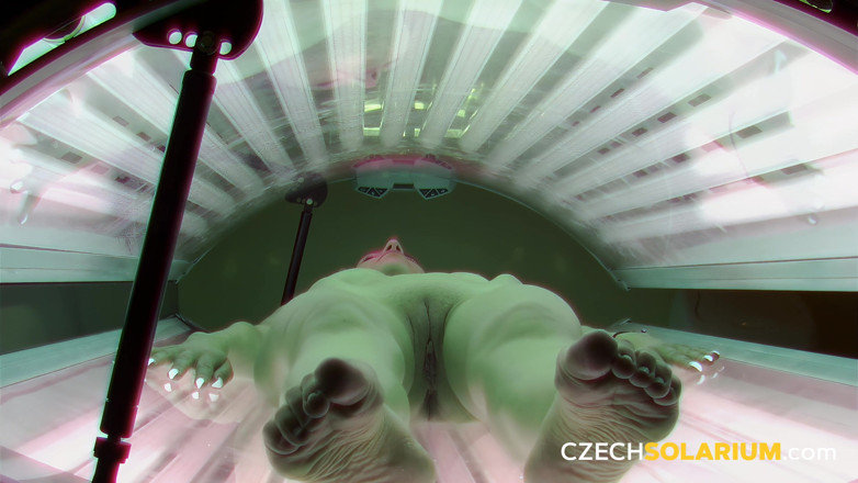Czech Solarium: Czech Solarium 156: Si rambut coklat suka pertunjukan solarium peribadinya