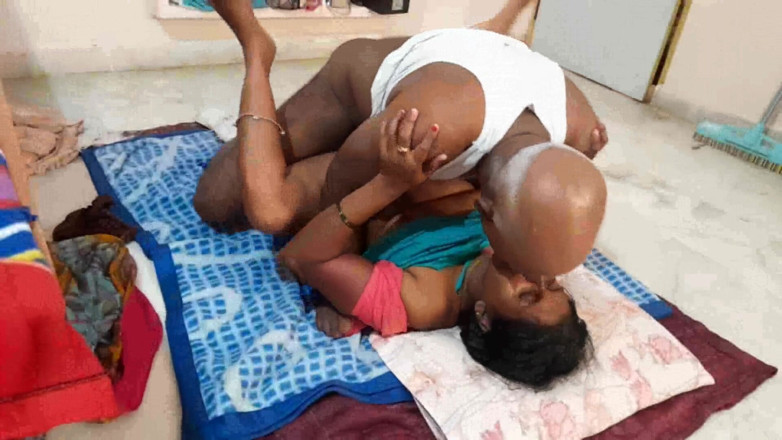 Desi palace: Sexy Stepaunty gets her pussy fucked by boyfriend