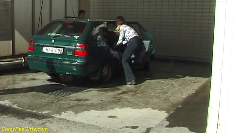 Crazy pee girls: Kencing luar di cuci kereta