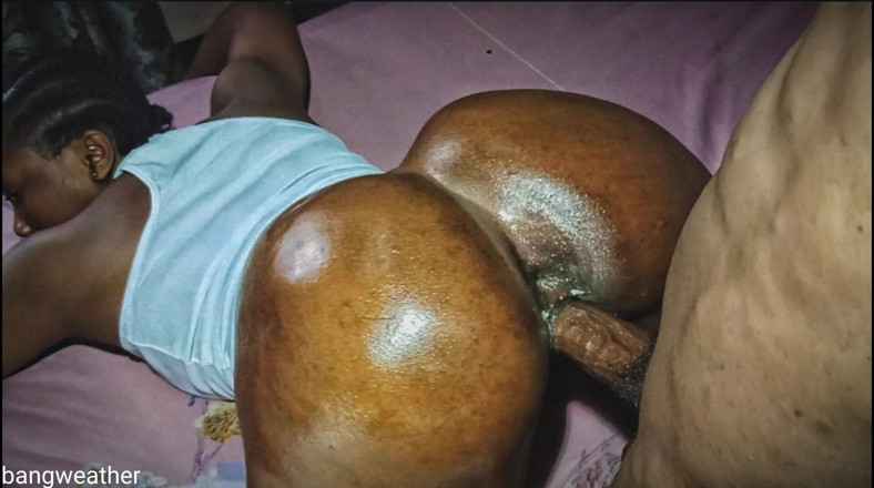 Bangweather: Pantat montok cewek kulit hitam ini dientot habis-habisan sama kontol...