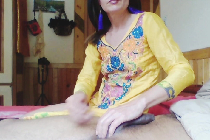 Bolly Karma: Każda zdzirowata milf jest inna