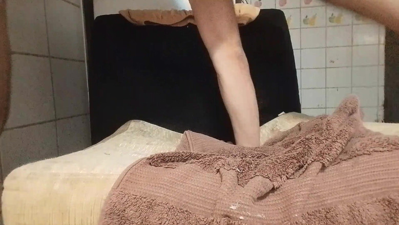 newvan: Twink monta su consolador y se corre mucho! Gemidos, de...