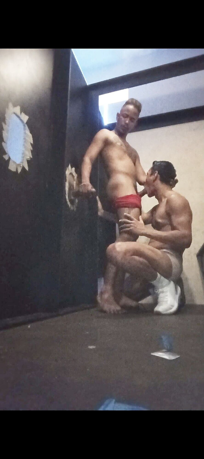 Foxxx_paulo: Černá a bílá v gloryhole