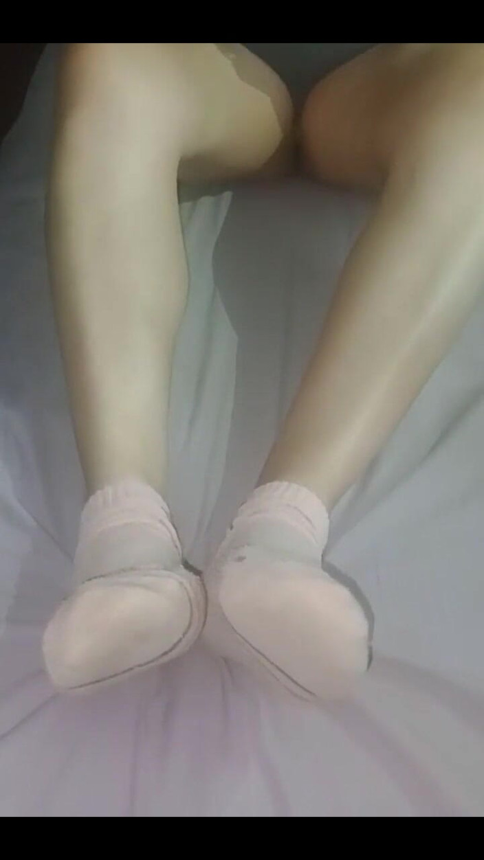 Fitcure1: Medi mostra i suoi piedi in calze corte e la...