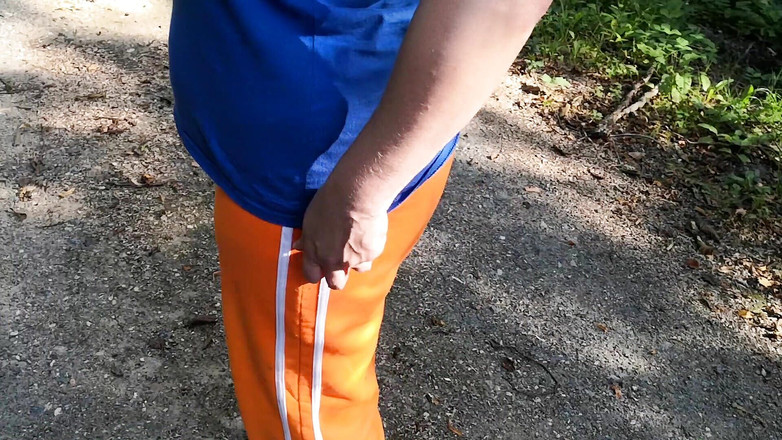 Bouncy Tits Action: 荨麻在她的滑户外肮脏的谈话