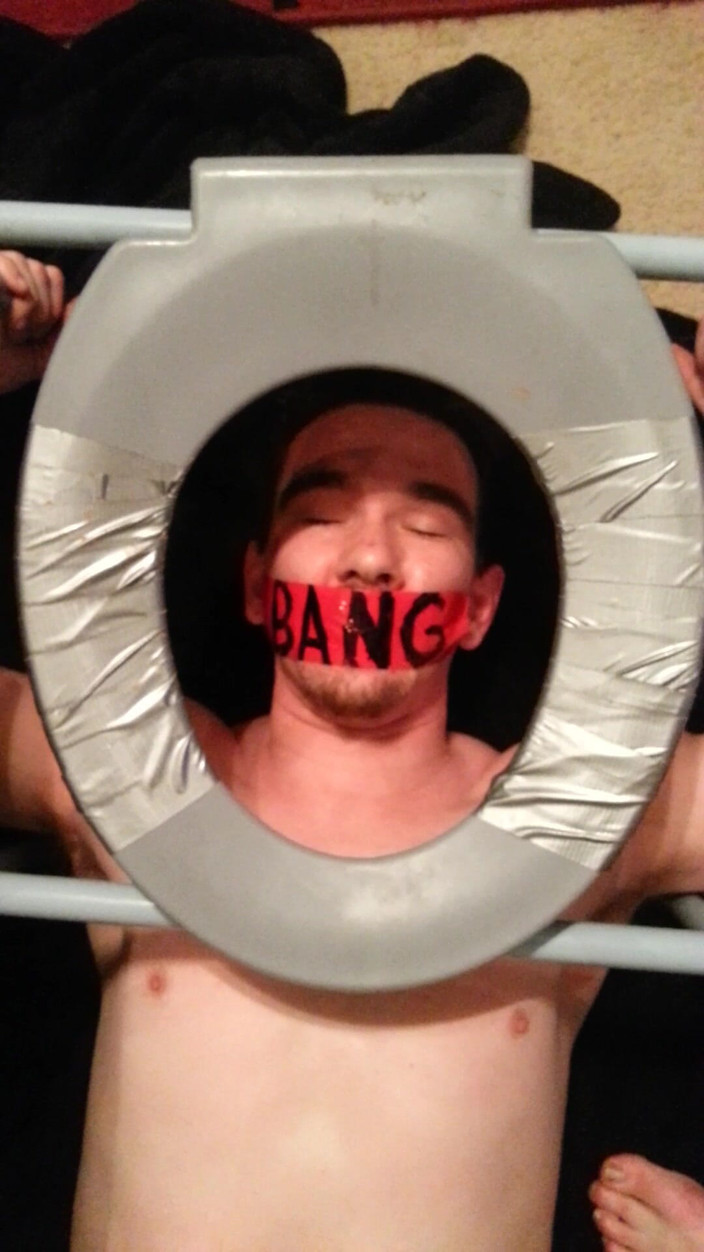 Switch sluts: Futându-i pizda cu degetele și futându-și pizda în același timp