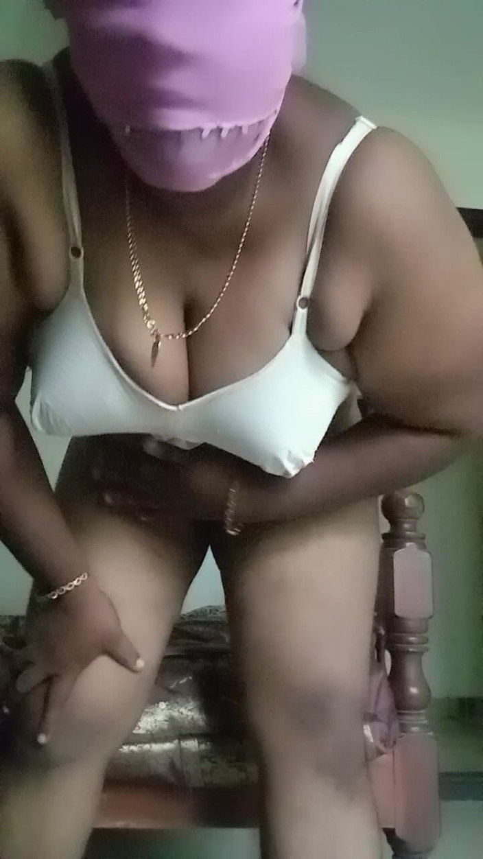 Bedroom: Indische studentin bBW zeigt ihre muschi vor der kamera