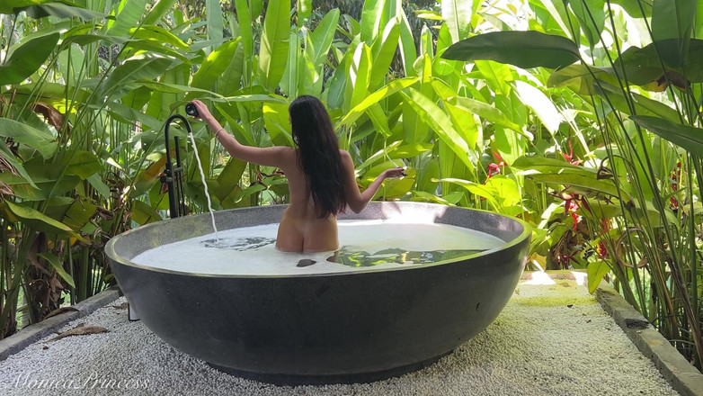 Princess Monica: Mandi hutan berbogel - Di sebalik Tabir