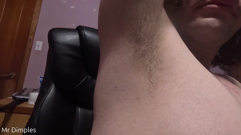 Mr Dimples: Un video di 5 minuti con l'ascella