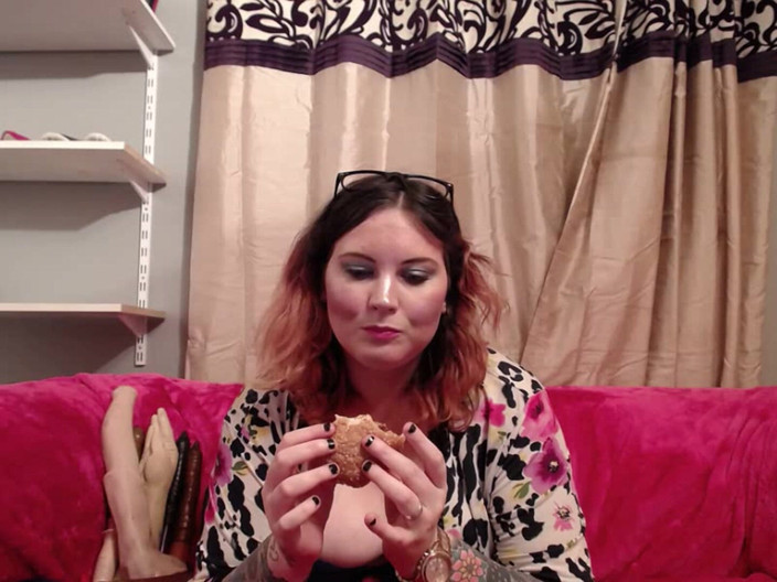 MissFFW: Senhorita Ffw comendo um hambúrguer entre clipes