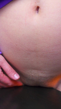 Молодая подруга возбудилась и решила помастурбировать... Трение о стол и громко кончает. У нее такой фетиш