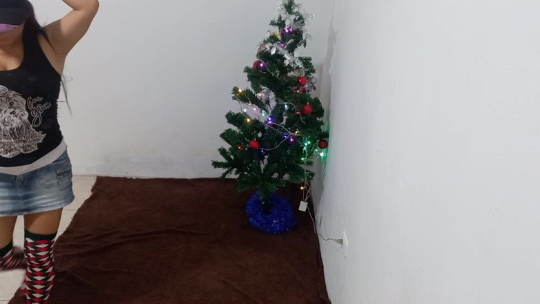 Martin13: Il mio albero di natale mi guarda mentre mi masturbo...