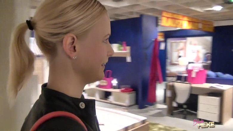 Blondehexe: Mega di Kedai Perabot