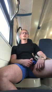 Tip care se masturbează într-un tren de navetiști