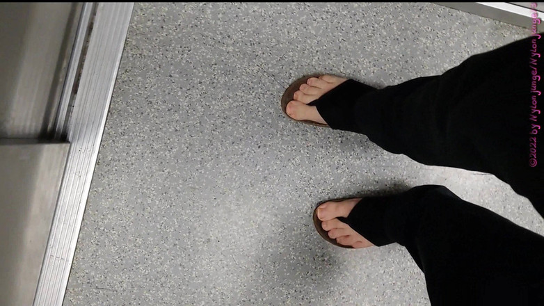 Carmen_Nylonjunge: Đi chân trần đến bãi rác