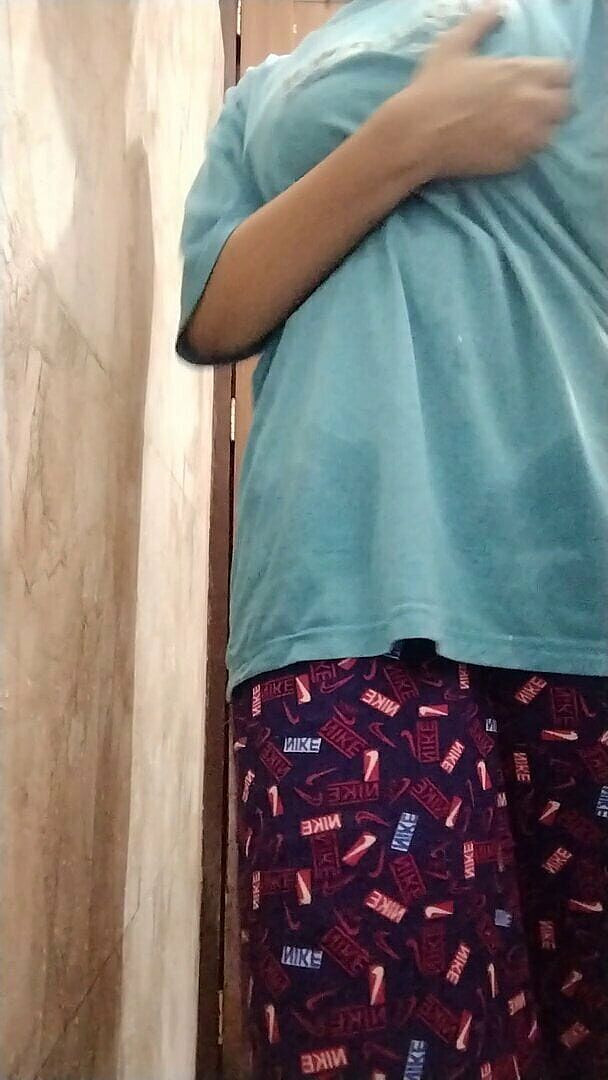 Riyathakur: जिम के बाद शरीर दिखा रही कमसिन लड़की