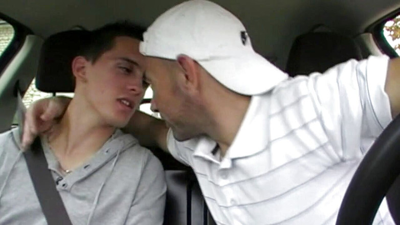 Gaybareback: Il giovane gay si scopa un cazzo xxl nella foresta...