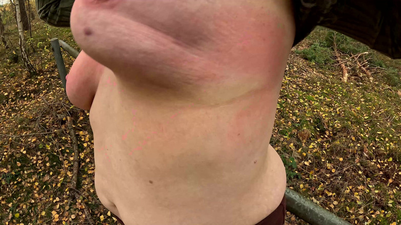 Bouncy Tits Action: Гола дупа і цицьки шльопають у лісі