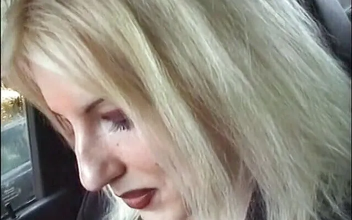 Java Consulting: Big boobed blonde gives blowjob in car