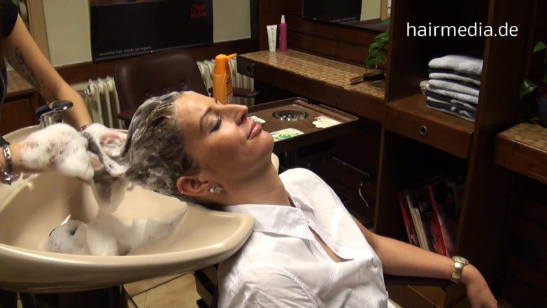 Hairsalon: Orta yaşlı seksi kadın nicole salon saç yıkıyor