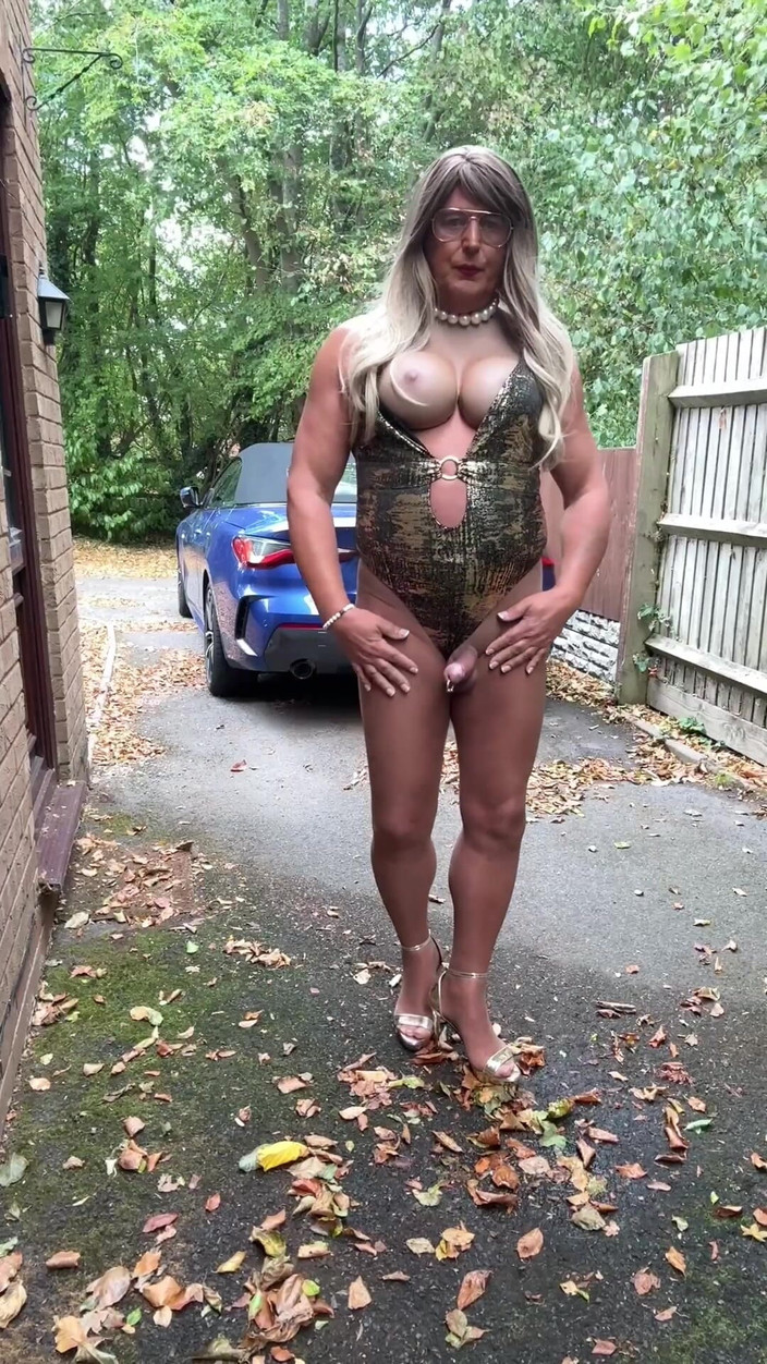 Kellycd2022: Altın mayo ve topuklu ayakkabılı seksi travesti kellycd2022