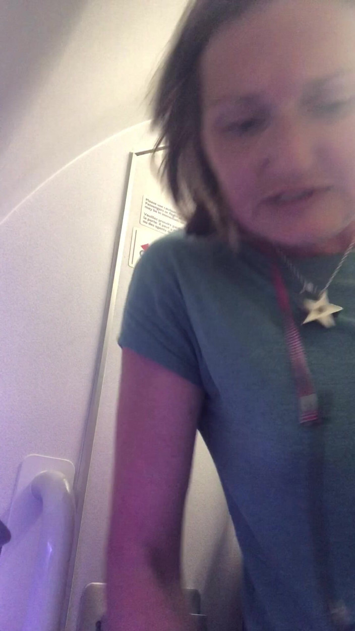 MistressWriggler: चार घंटे तक पकड़ने के बाद विमान पर विशाल पेशाब!