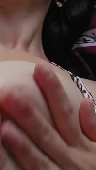POV na mých prsou a na obličeji, když mi líže kundičku a dělá mě obrovský orgasmus