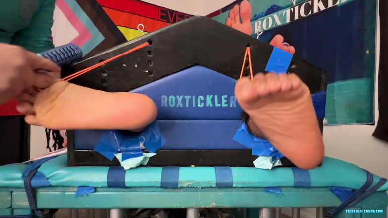 Ticklish Chubs: Chatouilles taquines par une bite pour J