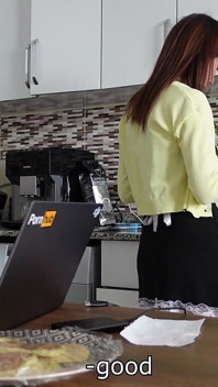 Assim que a esposa saiu de casa, ele imediatamente fodeu a empregada na bunda!