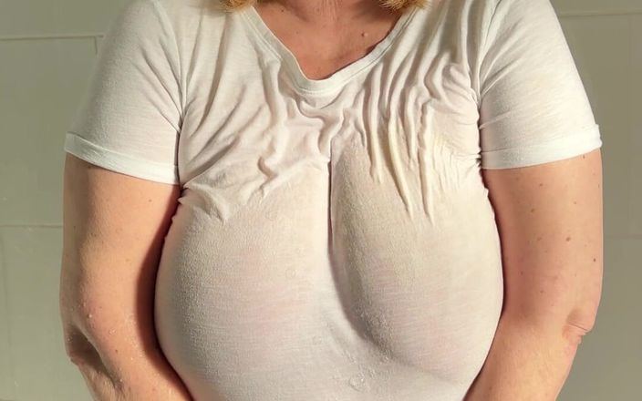 catherinecan69: Tişörtüm ve çoraplarım ıslak ve sabunlu. Eyvah benim göğüslerim de amcık mmmmm
