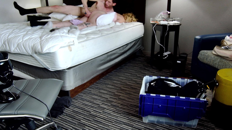 Alpha stud 4 u: Podívejte se na ni na všech čtyřech, jak položím a ona...