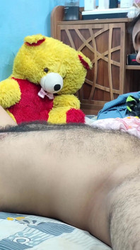 Chica hace paja y frota pene y romance caliente
