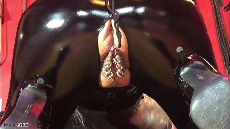 Dominatrix Frida: Sexig latexflicka med extrema långa naglar leker med sin genomborrade...