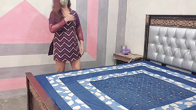 Pakistani CoupleX: Bhabhi estaba limpiando la habitación, su hermanastro la hizo una...