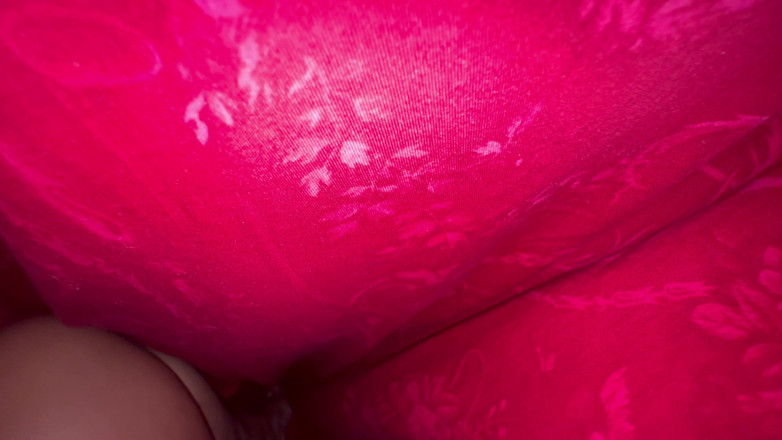 Step Mommy: MILF panas melancap di bawah selimut dan orgasme