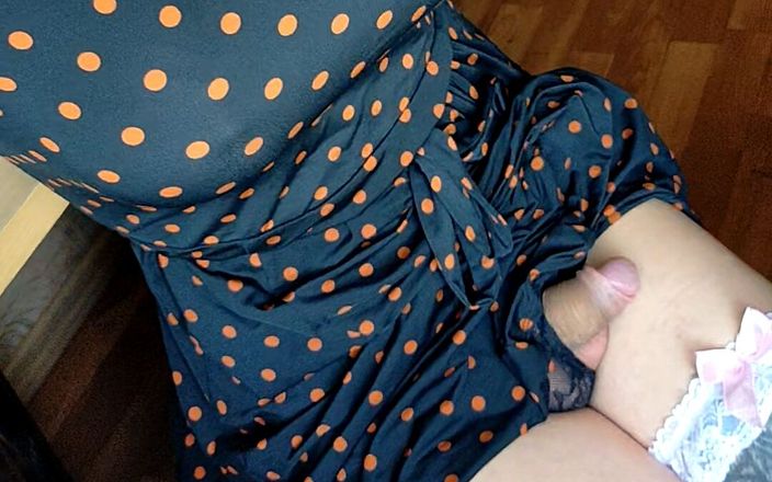 Sonechka25: Transsexual torce a bunda em frente à janela, seduzindo transeuntes aleatórios...