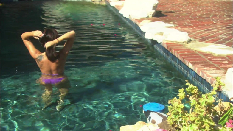 Radical: Latina Babe Got Her Pussy Fucked Rammed by the Pool