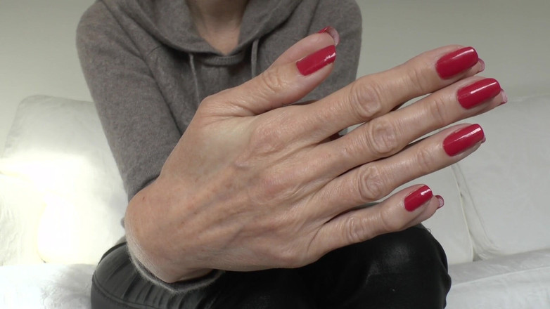 Lady Victoria Valente: Uctívejte moje červené nehty a masturbujte! Lady Victoria Valente