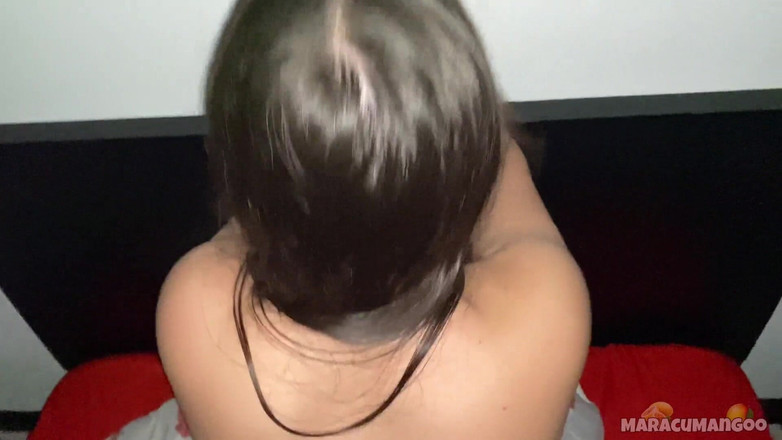 Maracumangoo: 我继妹的朋友在我的床上。她想要我的东西吗？