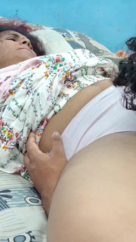 Romansa jilat pantat dan memek di rok dan pakaian dalam