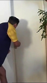 Brunetka miluje sex a nechá se ošukat dvěma nadrženými kamarády s tvrdými ptáky
