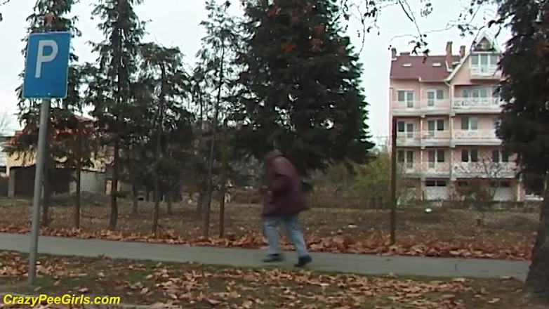 Crazy pee girls: Girl peeing between the cars