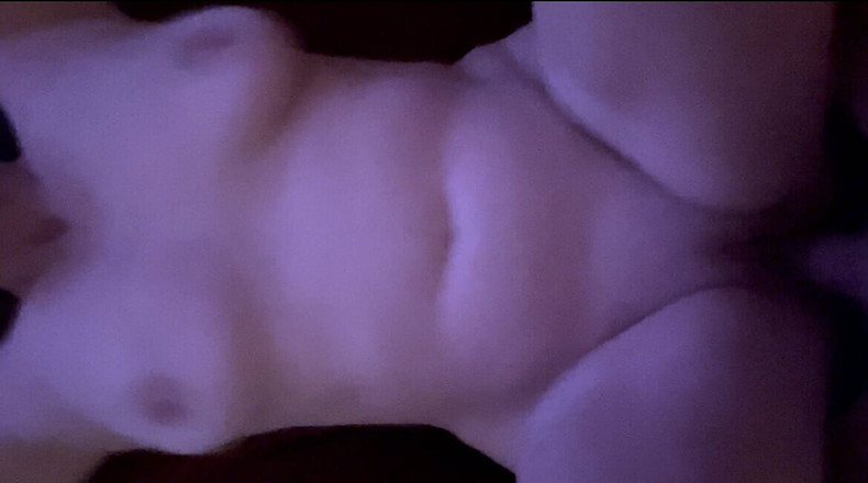 HungOutWet: Żona mamuśki moczy się palcami i wytryski bwc