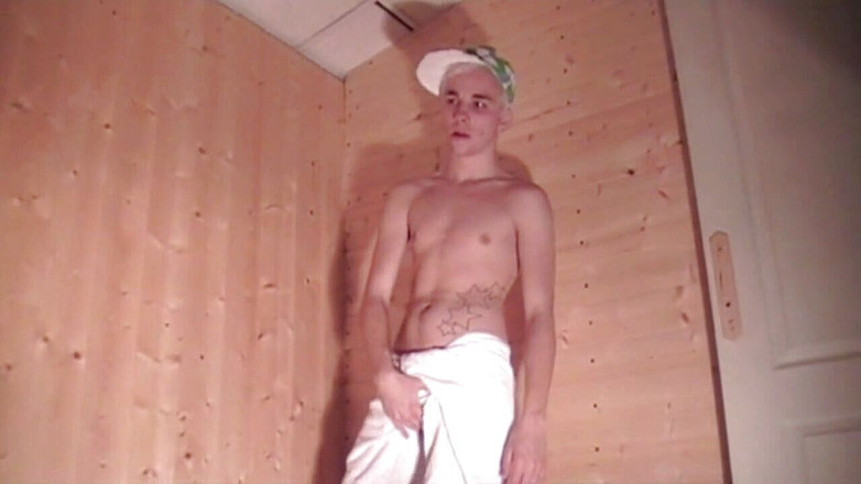 Gaybareback: Twink femenina chupa polla en glory agujeros y follada en...