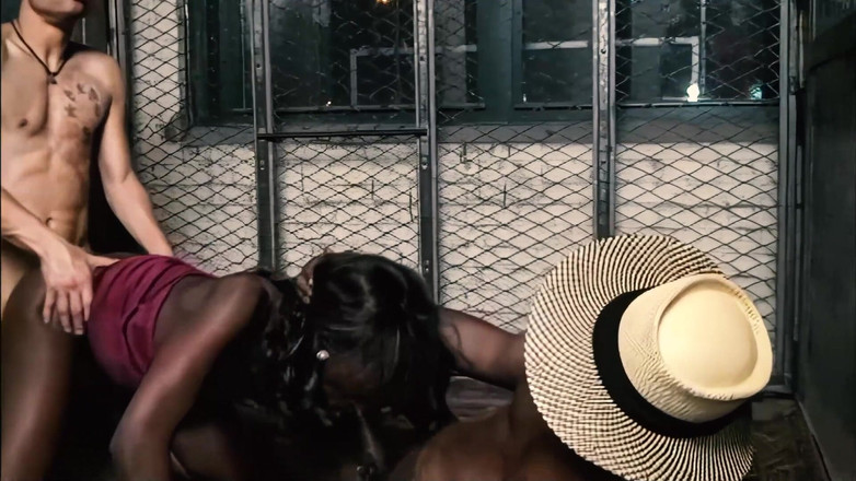 BestPorn85: Rayne Falls recebe um enorme pau preto, bem como um...