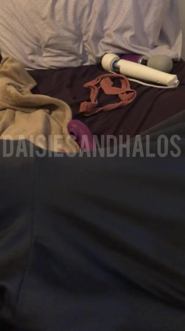 Daisiesandhalos: Former custom: Cumming in my gray sweatpants
