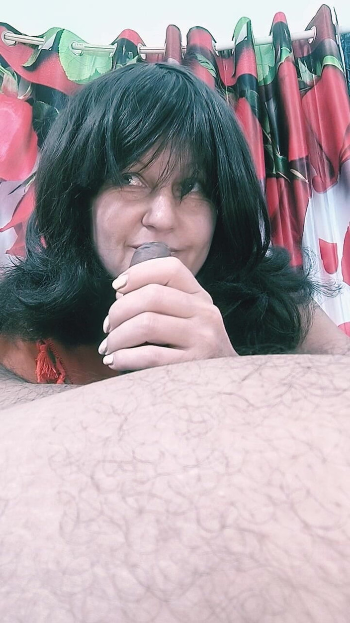 Bolly Karma: O fată frumoasă linge curul și se joacă.